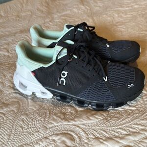 NWOT ON Cloud Cloudflyer Womens 8 black + mint green + white NEW!